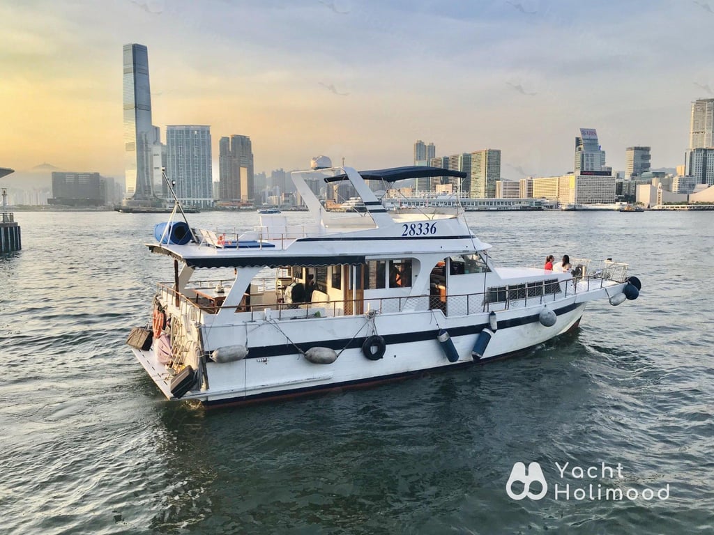 RS01 City Night Charter Junk Boat 1