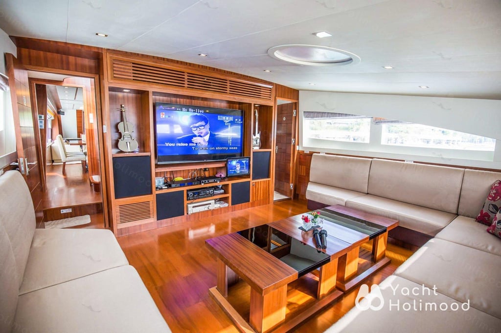 ME01 Tailor-made 92-Fleet Luxury Yacht service (with 6 Staff Members Serving) 36