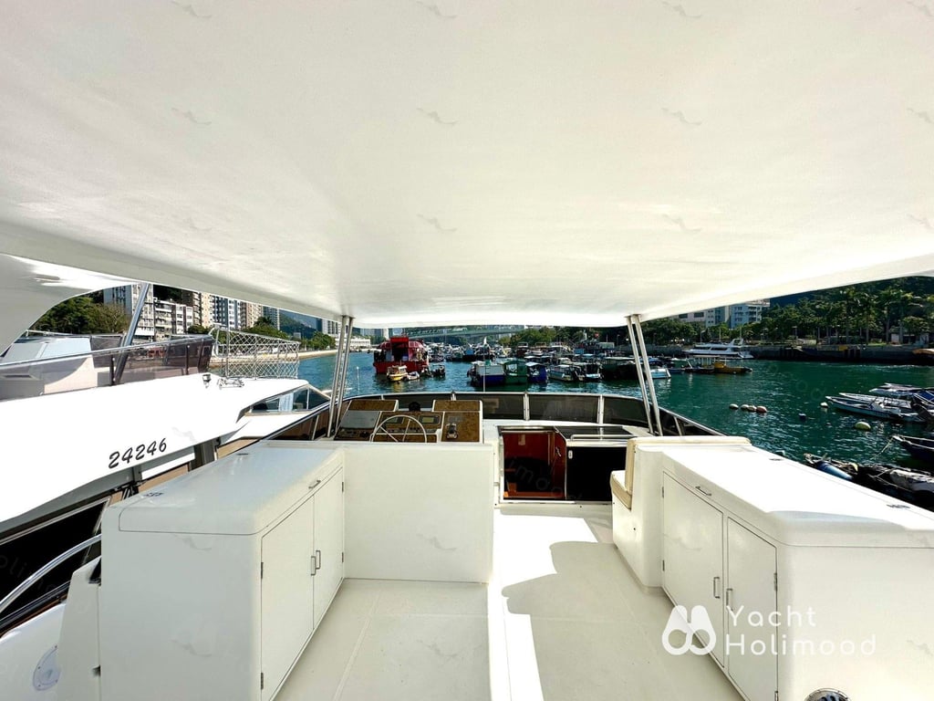 AZ02 City Night charter Luxury Yacht [Victoria Harbour landing and boarding] 15