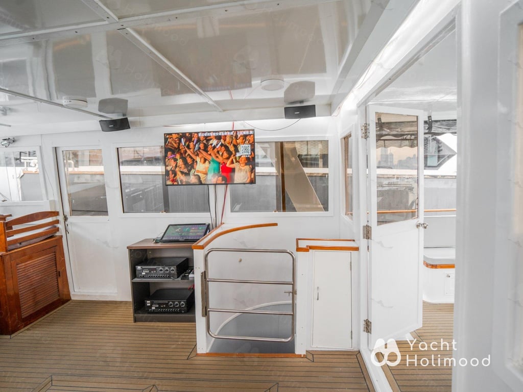 SL02 [王牌] 经典游艇全包套餐 (送餐饮及水上玩具，丰富奖品!!) 14
