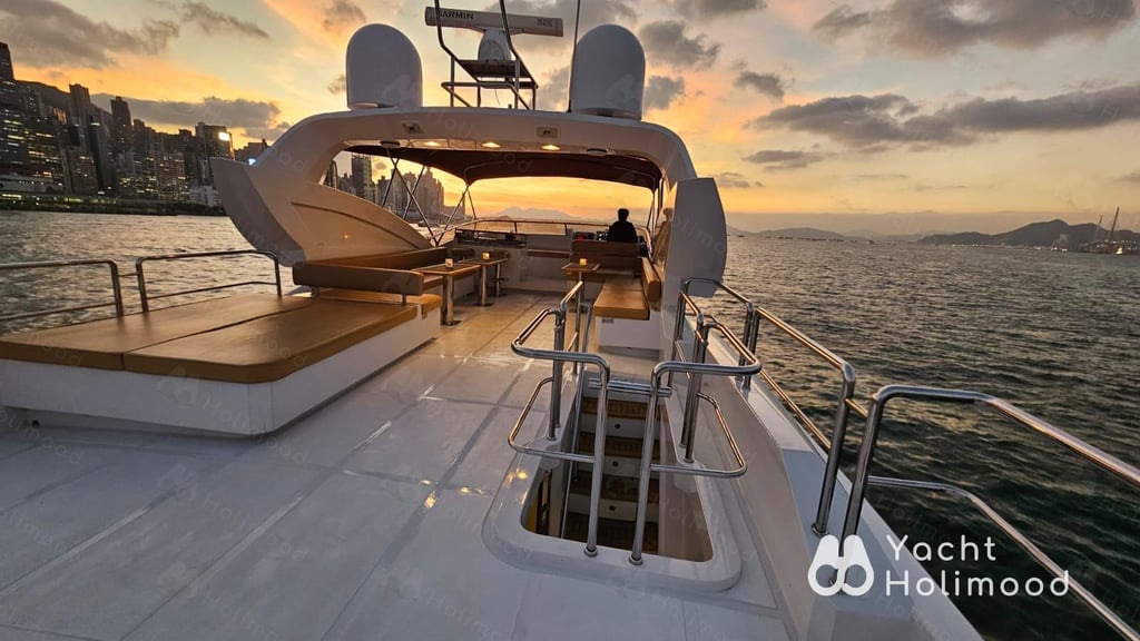 ME01 Tailor-made 92-Fleet Luxury Yacht service (with 6 Staff Members Serving) 22
