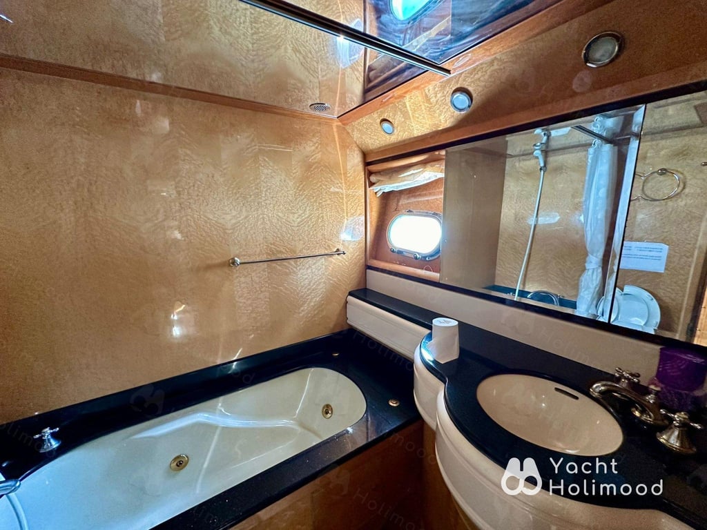 AZ02 City Night charter Luxury Yacht [Victoria Harbour landing and boarding] 20