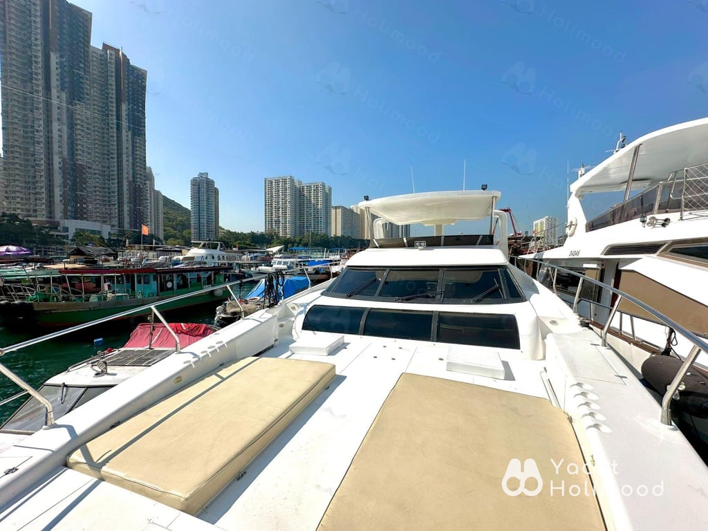 AZ02 City Night charter Luxury Yacht [Victoria Harbour landing and boarding] 14