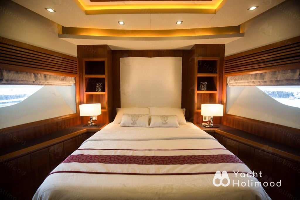 ME01 Tailor-made 92-Fleet Luxury Yacht service (with 6 Staff Members Serving) 39