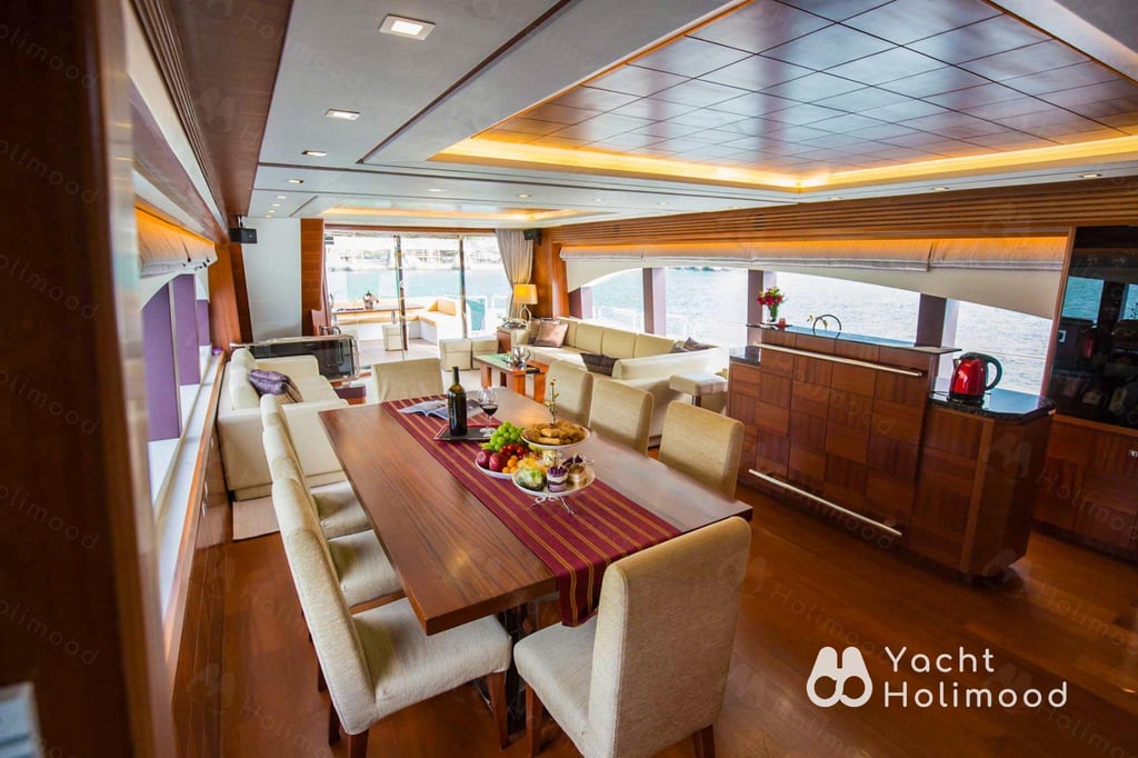 ME01 Tailor-made 92-Fleet Luxury Yacht service (with 6 Staff Members Serving) 31