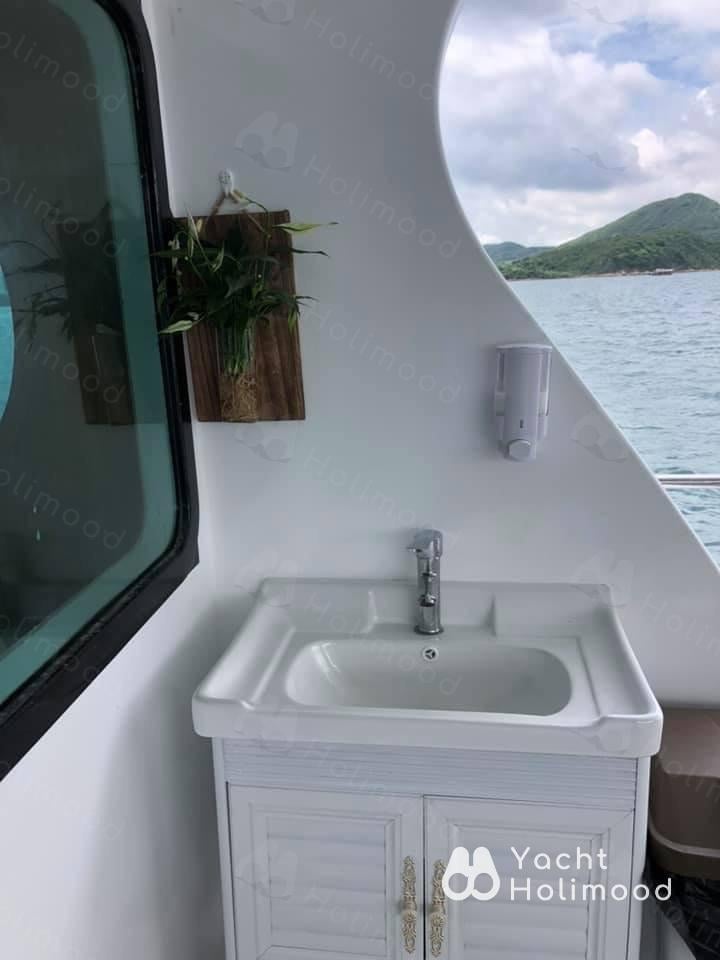 RW03 Sai Kung Day Charter Cruiser with Free Water Activities 10