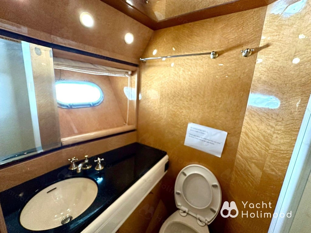 AZ02 City Night charter Luxury Yacht [Victoria Harbour landing and boarding] 3