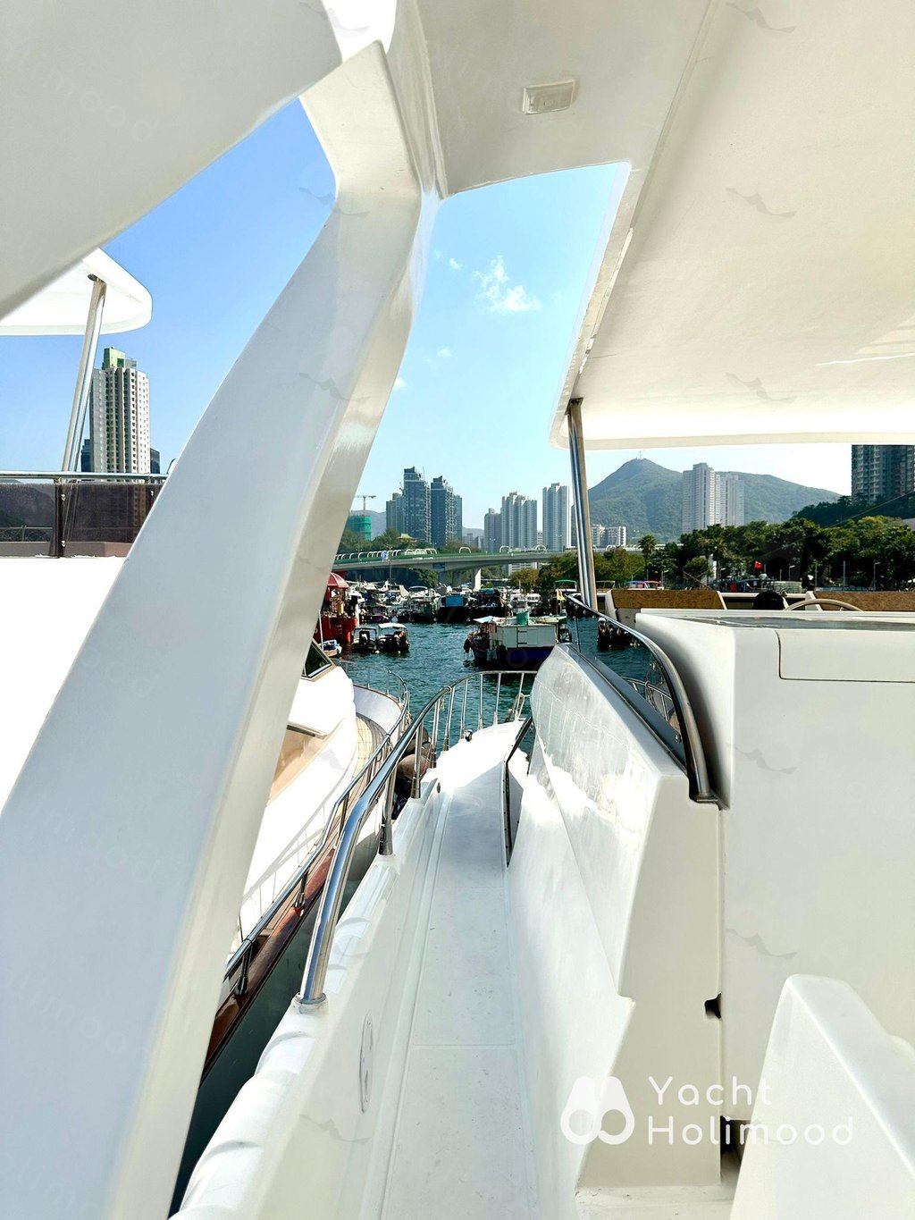 AZ02 City Night charter Luxury Yacht [Victoria Harbour landing and boarding] 17