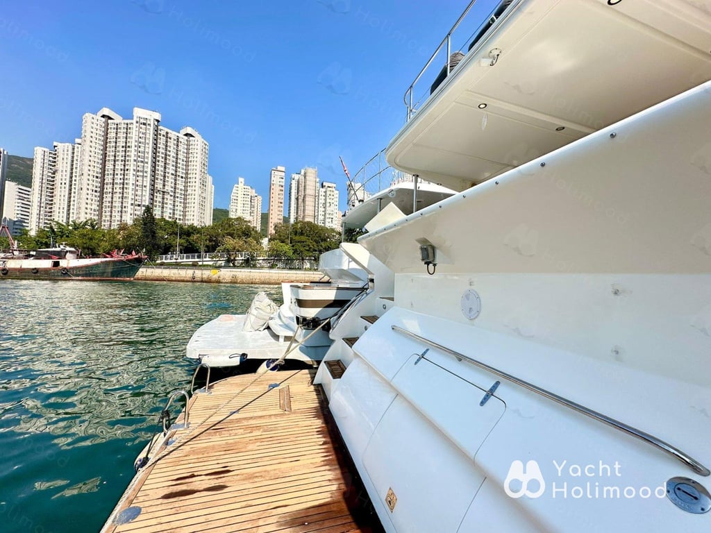 AZ02 City Night charter Luxury Yacht [Victoria Harbour landing and boarding] 18