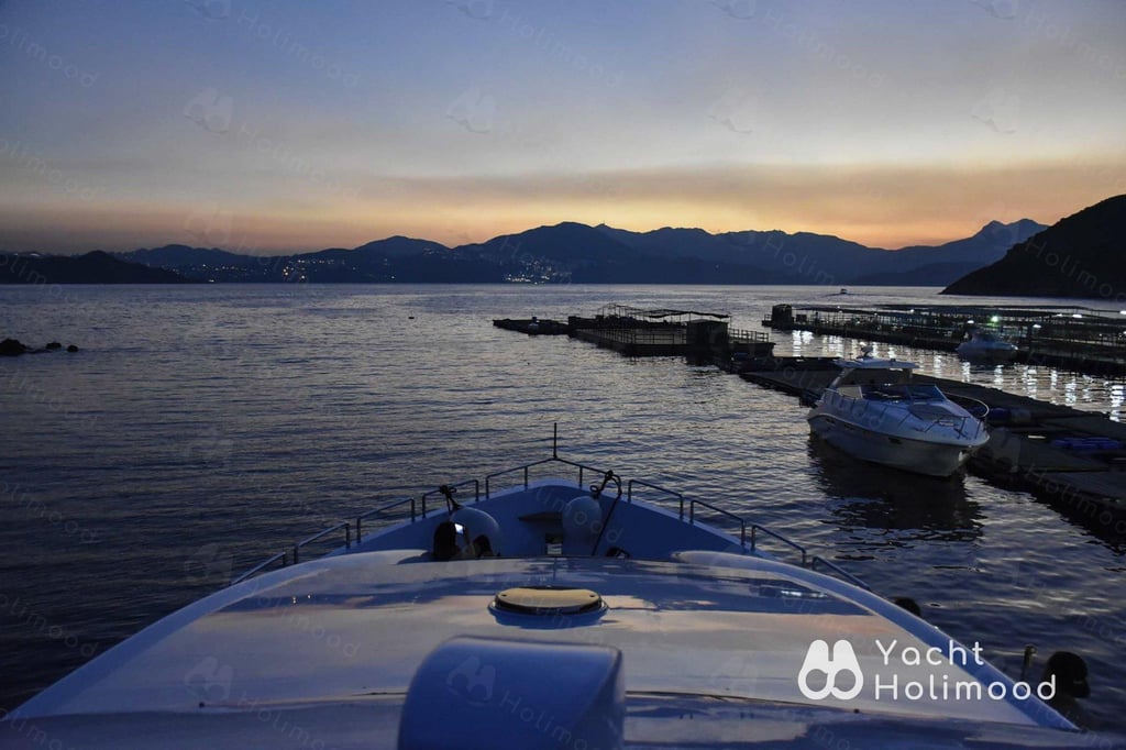 ME01 Tailor-made 92-Fleet Luxury Yacht service (with 6 Staff Members Serving) 53