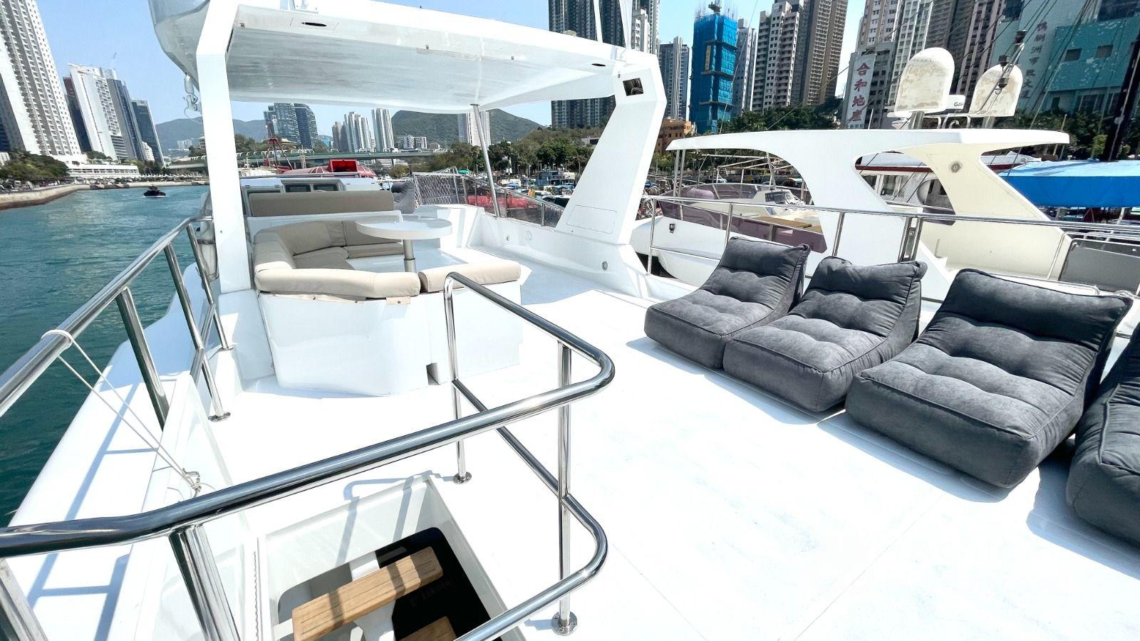 AZ01 City Day Charter Luxury Yacht 3