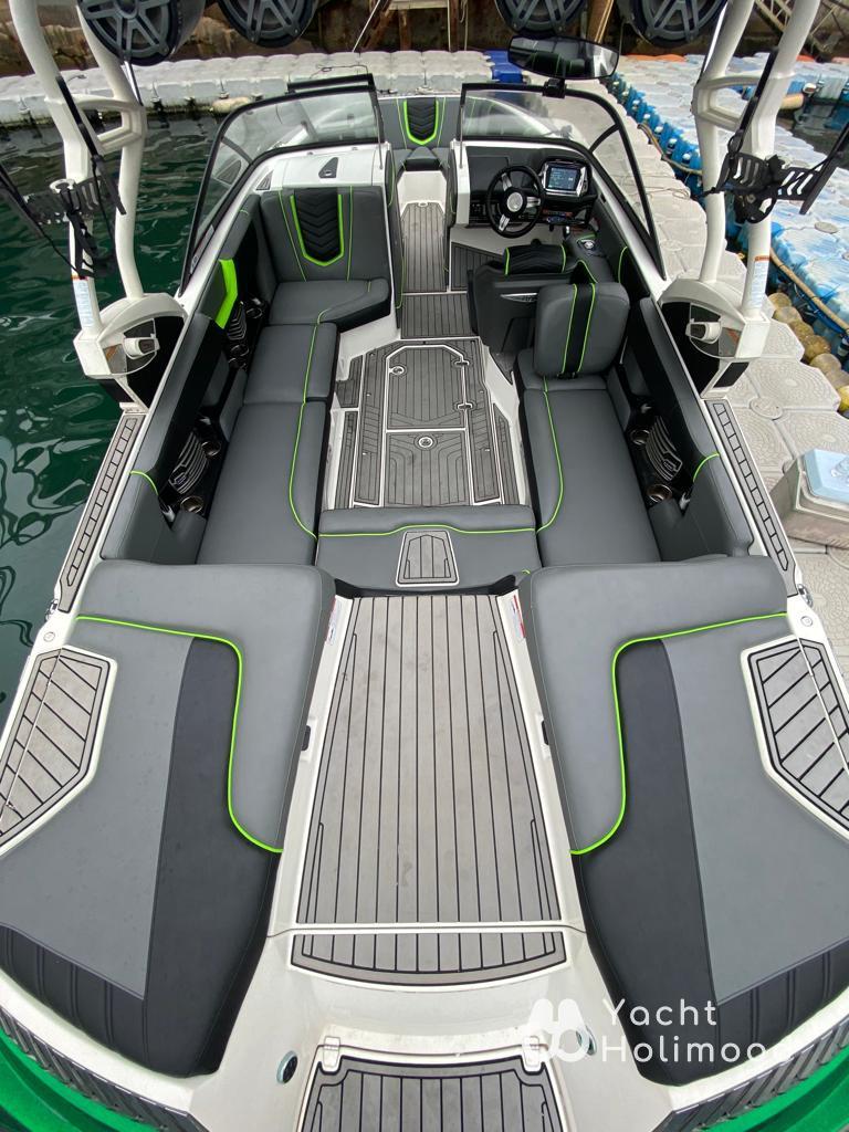 LE04 Brand Speedboat for Wakesurf in Tseung Kwan O, available for following yacht for parties 6