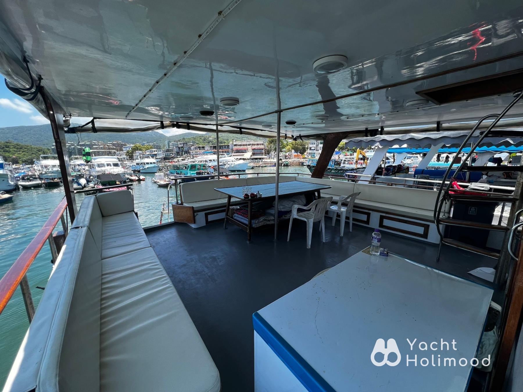 LU01 All-inclusive yacht package - include lunch, speedboat and water toys. 2