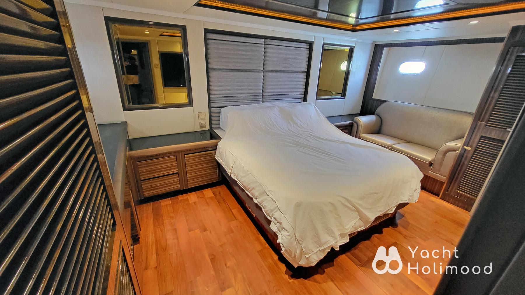 ZC02 High-Quality Party Yacht - Optional BBQ, DJ Services, and Customizable Services Available 30