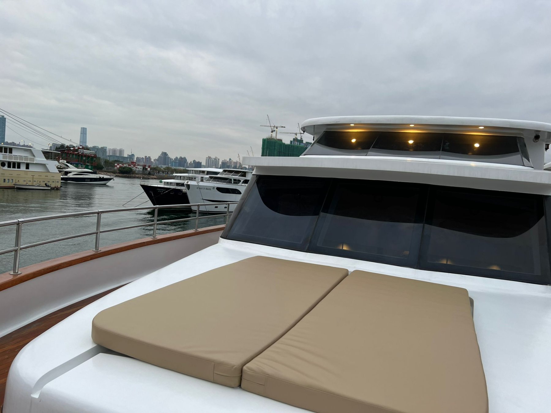 AY10 [Summer Featured] 6-hour Atia luxury 70-foot houseboat party (optional 2-hour Victoria Harbor tour) 2