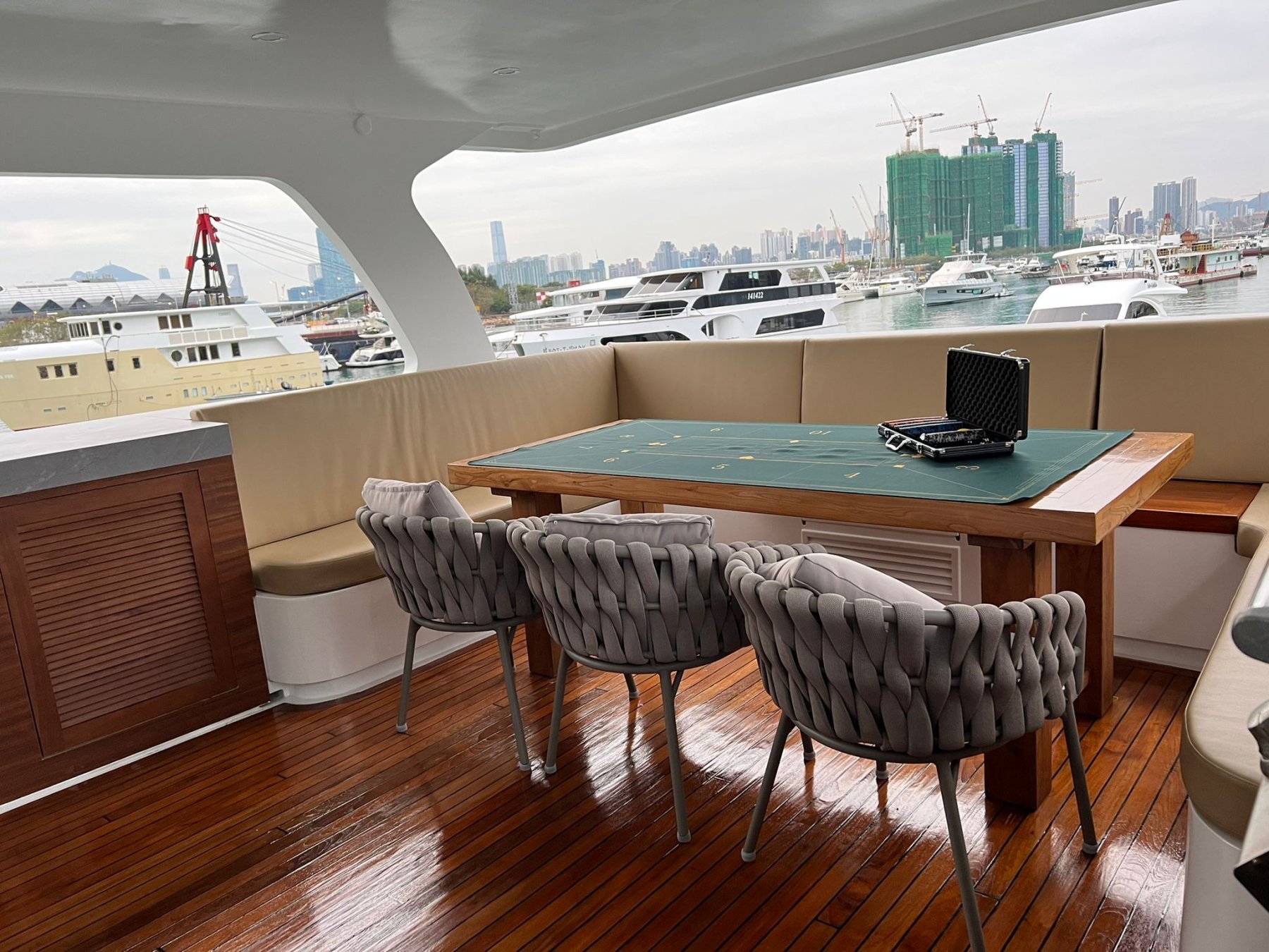 AY10 [Summer Featured] 6-hour Atia luxury 70-foot houseboat party (optional 2-hour Victoria Harbor tour) 7