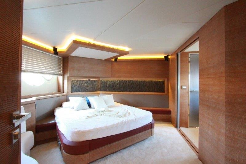 AY01 MCY 76 Luxury Yacht  9